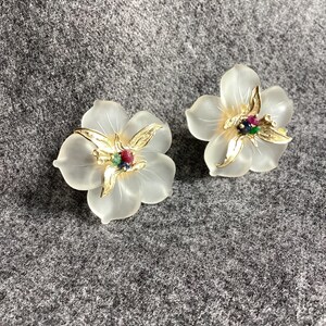 Desde Milán/Italia. Pendientes Buccellati de oro de 14 quilates, rubí, zafiro y esmeralda con forma de flor. Cierres Omega.
