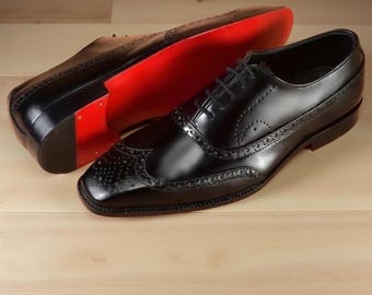 Scarpe con punta a coda di rondine in pelle di vitello nera Dandelion da uomo di Christian Louboutin
