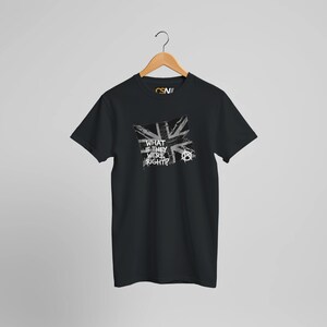 Peut inclure: T-shirt noir avec un motif drapeau Union Jack vieilli, le texte "WHAT IF THEY WERE RIGHT ?" et un symbole anarchiste. Le t-shirt est suspendu à un cintre en bois.
