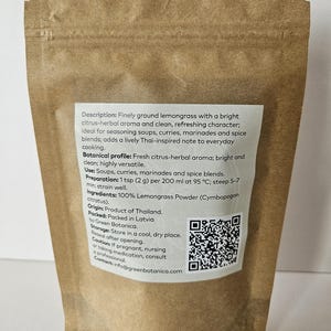 Pode incluir: Saco de papel castanho com p&oacute; de capim-lim&atilde;o. O r&oacute;tulo inclui informa&ccedil;&otilde;es sobre o aroma, os usos e a prepara&ccedil;&atilde;o do produto. Um c&oacute;digo QR e informa&ccedil;&otilde;es de contato tamb&eacute;m s&atilde;o vis&iacute;veis.