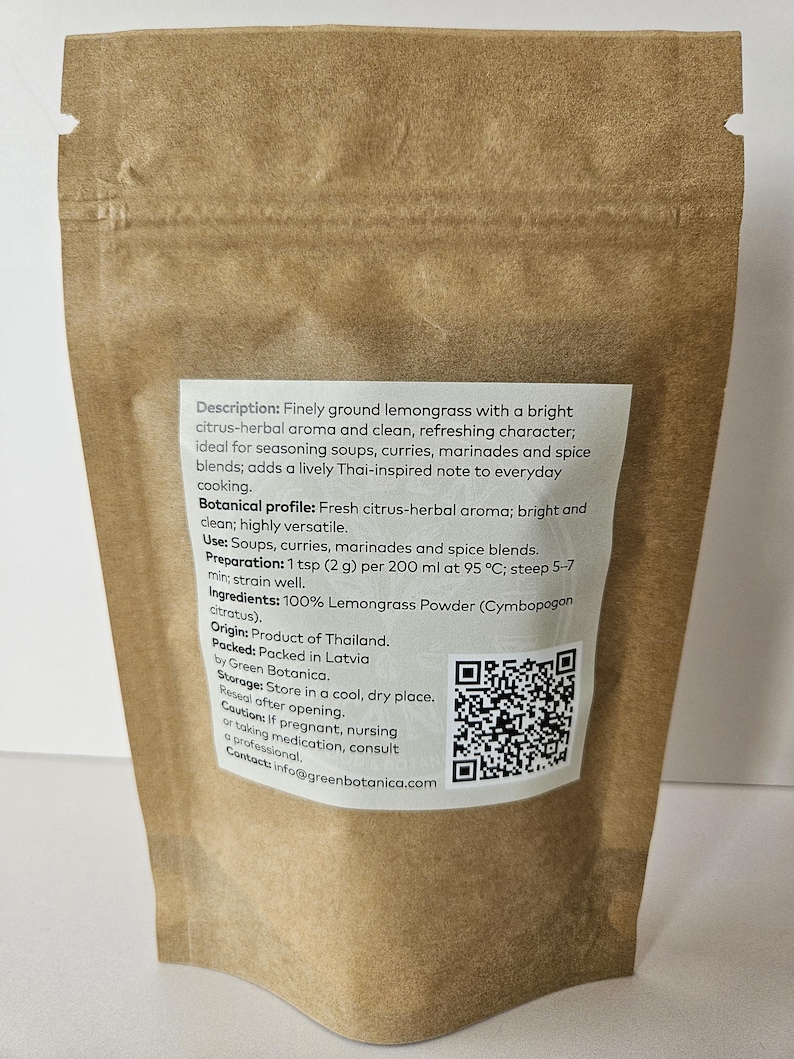 Pode incluir: Saco de papel castanho com p&oacute; de capim-lim&atilde;o. O r&oacute;tulo inclui informa&ccedil;&otilde;es sobre o aroma, os usos e a prepara&ccedil;&atilde;o do produto. Um c&oacute;digo QR e informa&ccedil;&otilde;es de contato tamb&eacute;m s&atilde;o vis&iacute;veis.