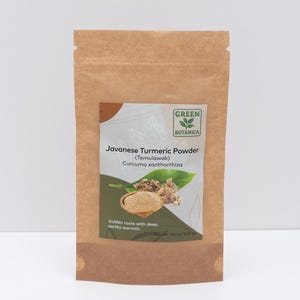 Op de afbeelding: Een bruine papieren zak met Javaans kurkumapoeder. Het etiket bevat de tekst "Green Botanica" en "Javanese Turmeric Powder (Temulawak) Curcuma xanthorrhiza". Het etiket bevat ook een illustratie van kurkumawortels en -poeder.