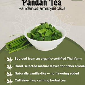 Może przedstawiać: Zdjęcie Pandan Tea, produktu Green Botanica. Na zdjęciu biała miska wypełniona posiekanymi zielonymi liśćmi pandanu, obok wiązka świeżych liści. Tekst podkreśla organiczne pochodzenie herbaty, waniliowy smak i brak kofeiny.
