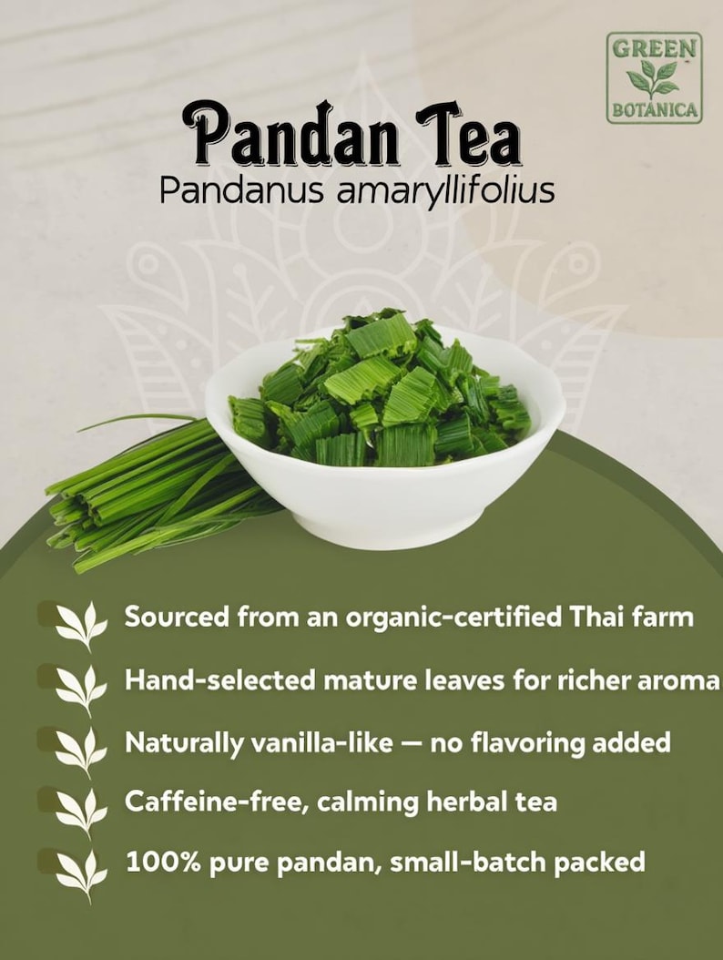 Może przedstawiać: Zdjęcie Pandan Tea, produktu Green Botanica. Na zdjęciu biała miska wypełniona posiekanymi zielonymi liśćmi pandanu, obok wiązka świeżych liści. Tekst podkreśla organiczne pochodzenie herbaty, waniliowy smak i brak kofeiny.
