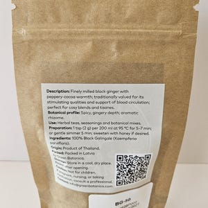 Może przedstawiać: Brązowa papierowa torebka zawierająca drobno zmielony czarny imbir, z białą etykietą zawierającą opis produktu, profil botaniczny, instrukcję przygotowania, składniki, pochodzenie, kod QR oraz małą etykietę z napisem BG-50.