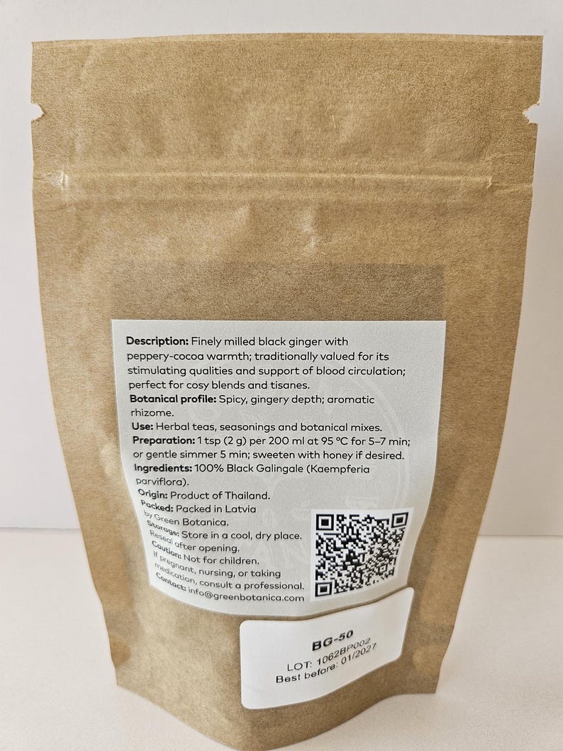 Może przedstawiać: Brązowa papierowa torebka zawierająca drobno zmielony czarny imbir, z białą etykietą zawierającą opis produktu, profil botaniczny, instrukcję przygotowania, składniki, pochodzenie, kod QR oraz małą etykietę z napisem BG-50.