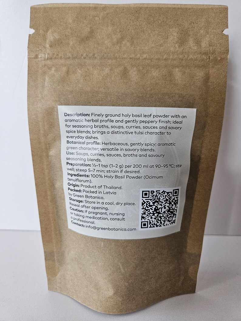 K&ouml;nnte beinhalten: Ein brauner Papiert&uuml;te mit fein gemahlenem Basilikumblattpulver. Das Etikett beschreibt das aromatische Kr&auml;uterprofil, den pfeffrigen Abgang und die Verwendung in Suppen, Currys und Saucen. Die T&uuml;te enth&auml;lt auch Zubereitungshinweise und einen QR-Code.