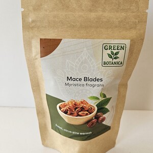 K&ouml;nnte beinhalten: Ein brauner Standbodenbeutel aus Kraftpapier mit dem Etikett Green Botanica Mace Blades Myristica fragrans. Das Etikett zeigt eine Grafik von Muskatbl&uuml;ten in einer kleinen Schale, gr&uuml;ne Bl&auml;tter sowie den Text Sweet, citrus-pine warmth und Net Wt. 25 g (0.88 oz).
