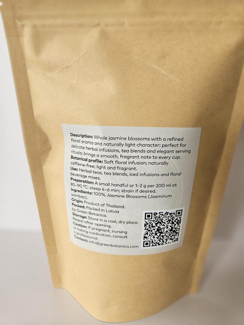 Peut inclure: Un sac en papier brun avec une &eacute;tiquette blanche d&eacute;crivant les fleurs de jasmin. L'&eacute;tiquette d&eacute;taille l'ar&ocirc;me floral, l'utilisation dans les tisanes et les instructions de pr&eacute;paration. Un code QR est &eacute;galement visible.