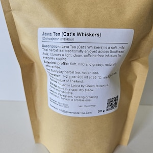 K&ouml;nnte beinhalten: Ein brauner Papierbeutel mit 50 g Java-Tee, auch bekannt als Katzenbart oder Orthosiphon aristatus. Das wei&szlig;e Etikett enth&auml;lt eine Beschreibung, das botanische Profil, Zubereitungshinweise, Herkunft und Kontaktdaten von Green Botanica.