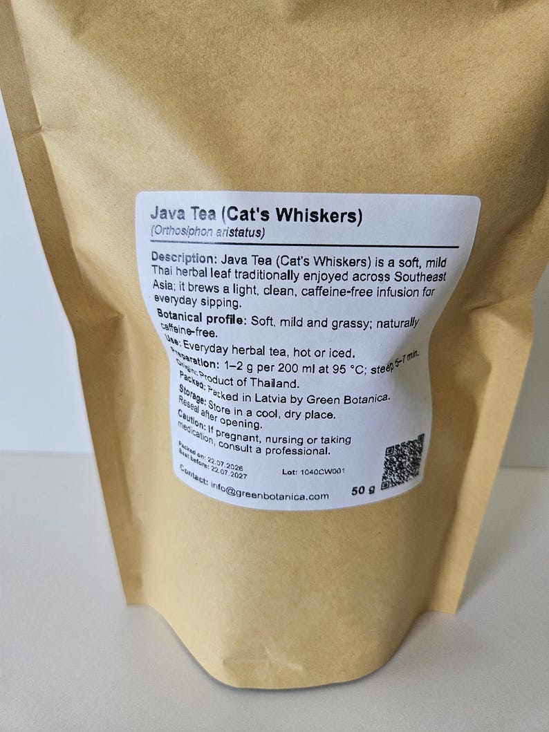 K&ouml;nnte beinhalten: Ein brauner Papierbeutel mit 50 g Java-Tee, auch bekannt als Katzenbart oder Orthosiphon aristatus. Das wei&szlig;e Etikett enth&auml;lt eine Beschreibung, das botanische Profil, Zubereitungshinweise, Herkunft und Kontaktdaten von Green Botanica.