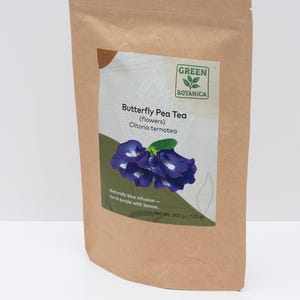 Pode incluir: Uma bolsa de papel kraft castanho contendo flores de ch&aacute; de ervilha borboleta. O r&oacute;tulo apresenta o log&oacute;tipo Green Botanica, o texto Butterfly Pea Tea (flowers) Clitoria ternatea e a nota: Naturally blue infusion - turns purple with lemon. Peso l&iacute;quido 200 g.