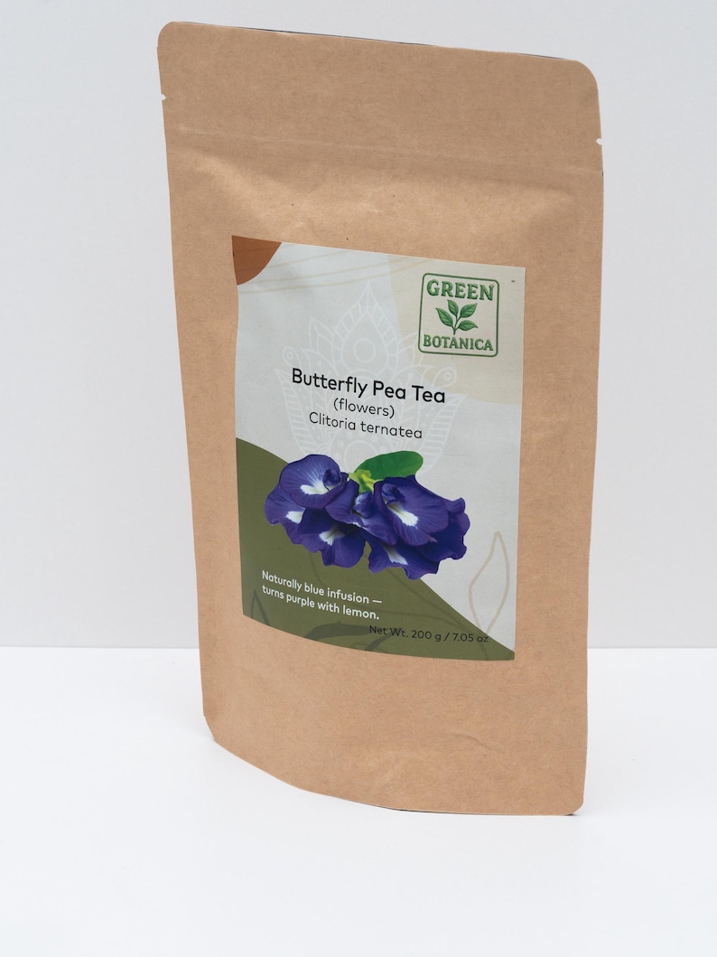 Pode incluir: Uma bolsa de papel kraft castanho contendo flores de ch&aacute; de ervilha borboleta. O r&oacute;tulo apresenta o log&oacute;tipo Green Botanica, o texto Butterfly Pea Tea (flowers) Clitoria ternatea e a nota: Naturally blue infusion - turns purple with lemon. Peso l&iacute;quido 200 g.