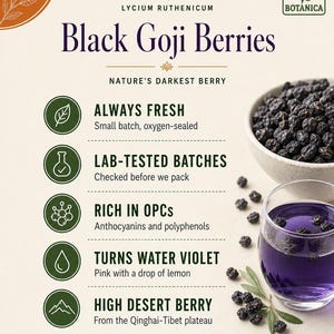K&ouml;nnte beinhalten: Eine Produktinformationskarte f&uuml;r Green Botanica Schwarze Goji-Beeren, Lycium Ruthenicum. Das Bild zeigt eine Schale mit getrockneten schwarzen Beeren, ein Glas mit violetter Fl&uuml;ssigkeit und Text, der Merkmale wie kleine Chargen und Herkunft beschreibt.