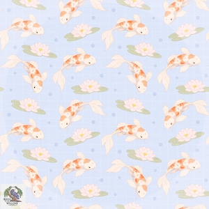 Puede incluir: Patrón repetitivo de peces koi y nenúfares sobre un fondo azul claro. Los koi son blancos con marcas naranjas, y los lirios son rosas con hojas verdes. El diseño tiene un patrón de cuadrícula.