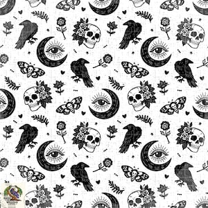 以下が含まれることがあります： 黒い持ち手が付いた白いセラミックマグカップで、黒い太字で「But First, Coffee」と書かれています。マグカップはぼやけた背景に置かれており、居心地の良い環境を示唆しています。