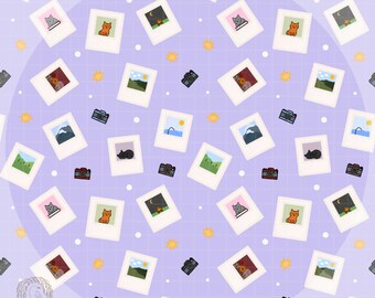 Könnte beinhalten: Ein sich wiederholendes Muster auf lavendelfarbenem Hintergrund mit Polaroid-ähnlichen Bildern von Katzen, Landschaften und Kameras. Die Bilder sind mit kleinen gelben Sternen übersät. Das Logo Raven in the Willows Studio befindet sich unten links.