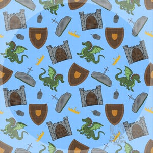 Puede incluir: Patrón repetitivo sobre un fondo azul claro con ilustraciones de dibujos animados de dragones verdes, castillos grises, escudos marrones, lápidas grises con espadas, coronas doradas y cascos plateados. El diseño tiene un tema de fantasía medieval.