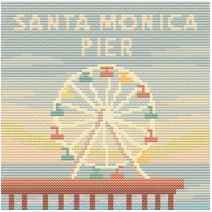 Peut inclure: Illustration pixélisée du Santa Monica Pier. L'image présente une grande roue avec des nacelles colorées sur fond de ciel pastel. Les mots "SANTA MONICA PIER" sont inscrits en haut.