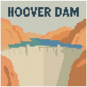 Könnte beinhalten: Kreuzstichmuster des Hoover Dam mit dem Text "HOOVER DAM" in Marineblau. Der Damm ist beige, mit blauem Wasser und orangefarbenen und braunen Felsformationen im Hintergrund. Der Himmel ist hellgrau.