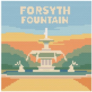 Op de afbeelding: Een kruissteekontwerp met de woorden "FORSYTH FOUNTAIN" boven een gedetailleerde afbeelding van een fontein. De witte fontein heeft een gelaagd ontwerp, tegen een achtergrond van een zonsondergang en groene bladeren. Het kleurenpalet is zacht en pastel.