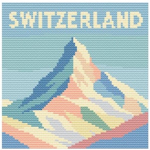 Puede incluir: Un diseño de punto de cruz que presenta una cordillera con la palabra "SWITZERLAND" en amarillo claro en la parte superior. La montaña está compuesta por tonos azules, rosas, amarillos y verdes sobre un fondo azul claro.
