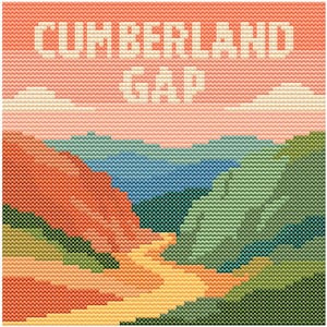 Puede incluir: Un paisaje bordado a punto de cruz con el texto "CUMBERLAND GAP" en letras color crema sobre un cielo melocotón. La escena representa montañas coloridas en tonos rojos, azules y verdes, con un camino sinuoso en primer plano.