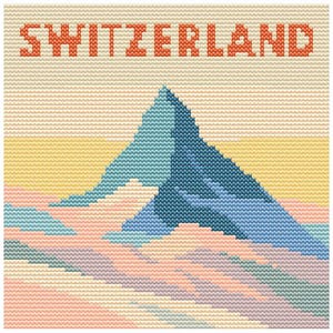 Puede incluir: Ilustración de punto de cruz que representa una escena de montaña con la palabra "SWITZERLAND" en letras naranjas. La montaña es azul, con tonos rosas y amarillos en primer plano y un cielo color crema.