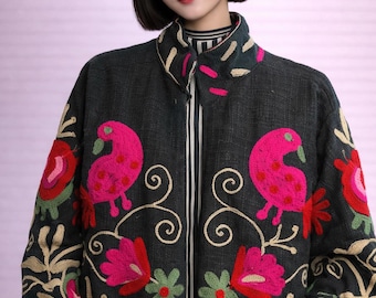 Vintage zwart geborduurd vogeljasje Grillige roze vogel en bloemen handgeborduurd jasje | Middernachtzwarte getextureerde volkskunstjas