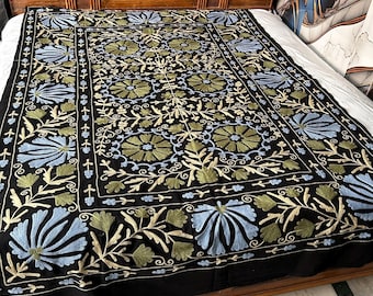 Boho zwart bloementapijt geborduurd katoenen laken Oezbeeks Suzani, boho woondecoratie Borduurwerk Suzani-stijl Centraal-Aziatisch textiel