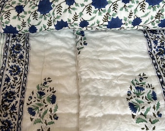 Blauwe bloemenhandblok gedrukt katoenen quilt Indiase handgemaakte sprei Handgeschilderd motief traditioneel blok Omkeerbaar waarschijnlijk een Jaipuri