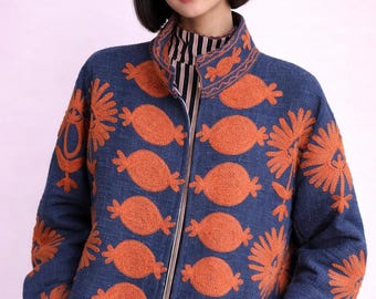 Indigoblauw / terracotta oranje geweven katoenen basis, zijde of katoendraad borduurwerk boho, etnisch, volkskunst, Suzani