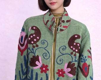 Geborduurd saliegroen jack | Volkskunst bloemen vogeljas | Boho-statementblazer | Uniek Fiber Art-jack