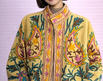 Boho mosterdgeel handgeborduurd jack met roze paisley- en bloemendetails | Vintage volkskunst draagbare kunst extra grote geborduurde topper