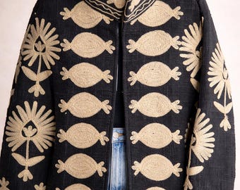 Vintage geborduurd Suzani-jack - boho-jurk met etnische bloemen - handgemaakte jas met kettingsteek volkskunst - zwart en crème statement-vest