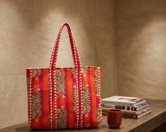 Bolso de mano acolchado con estampado de tigre hecho a mano, rosa vibrante y naranja, con bordado Kantha, bolso de hombro de algodón, bolso grande estilo boho para el mercado, estampado de tigre, algodón.