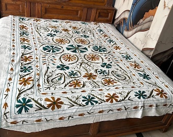 Wandtapijt Oezbeekse suzani-koningin, blauw geborduurd katoenen laken, boho woondecoratie katoenen kettingsteek tribal textielkunst vintage etnisch