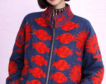 Vintage Suzani geborduurd jack - Oezbeekse jas met borduursel granaatappel - Boho chic blauw katoenen gewaad - Handgemaakte etnische Balkan folk jas