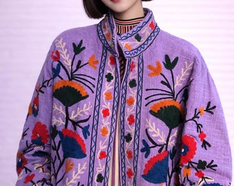 Lavendel handgeborduurd bloemenjasje Handgemaakte katoenen mantel in Oezbeekse stijl Suzani kunstjas uniek boho-statementstuk voor dames