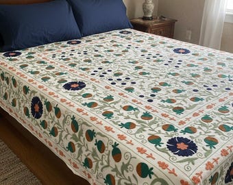 Geborduurd laken in Suzani-stijl Oezbeekse Suzani Queen Tapestry, geborduurd wit katoenen laken, boho woondecoratie Chain Stitch Art