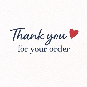 Puede incluir: Tarjeta blanca con el texto "Thank you for your order" en fuente manuscrita azul oscuro. Un peque&ntilde;o coraz&oacute;n rojo est&aacute; a la derecha del texto. El fondo tiene un sutil patr&oacute;n texturizado.