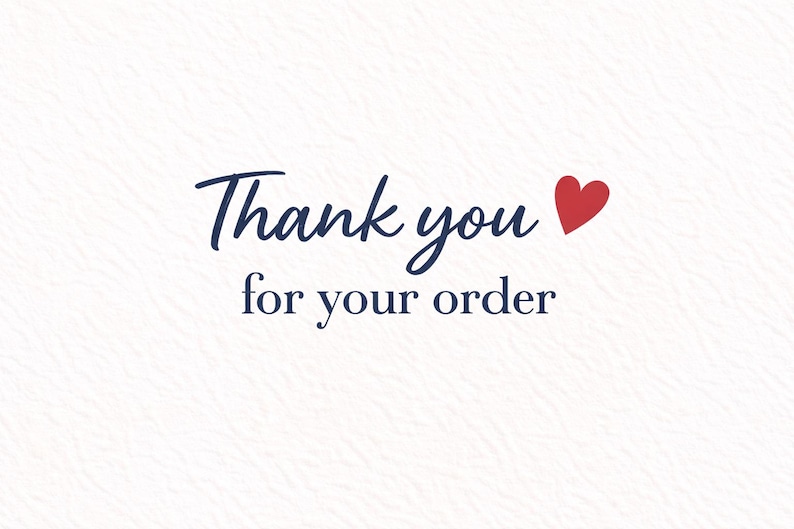Puede incluir: Tarjeta blanca con el texto "Thank you for your order" en fuente manuscrita azul oscuro. Un peque&ntilde;o coraz&oacute;n rojo est&aacute; a la derecha del texto. El fondo tiene un sutil patr&oacute;n texturizado.