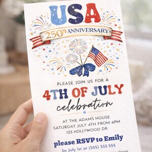 Puede incluir: Una invitaci&oacute;n patri&oacute;tica para una celebraci&oacute;n del 4 de julio. El dise&ntilde;o presenta el texto "USA 250th Anniversary" y "4th of July celebration" en rojo y azul. Incluye una bandera estadounidense y fuegos artificiales.