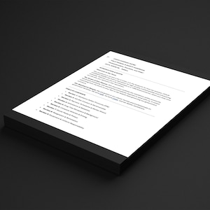 Puede incluir: Una pila de papel blanco con texto negro, apoyada sobre una superficie negra. La hoja superior muestra un título y varios párrafos de texto, junto con una tabla de contenidos. Vista superior.