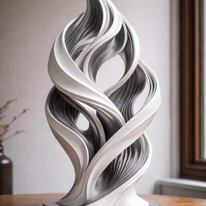 Może przedstawiać: Biało-szara rzeźba abstrakcyjna o płynnym, organicznym kształcie. Rzeźba ma gładkie, błyszczące wykończenie i jest zamontowana na okrągłej metalowej podstawie. Prezentowana na drewnianym stole.