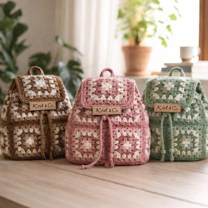 以下が含まれることがあります： 茶色、ピンク、緑色の3つのかぎ針編みバックパック。それぞれ正方形の模様と巾着開閉式です。バックパックにはフラップ開閉式があり、「Kizel & Co.」と書かれた小さな革製のタグが付いています。