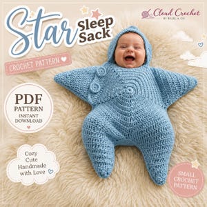 Può includere: Un sacco nanna all'uncinetto a forma di stella di colore azzurro con cappuccio, dotato di due bottoni circolari sulla parte superiore. Il testo nell'immagine include Star Sleep Sack, Crochet Pattern, PDF Pattern, Instant Download e Cloud Crochet.
