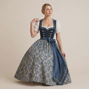 Pode incluir: Um vestido dirndl azul com corpete de veludo, ilhós metálicos decorativos e atacadores, combinado com uma blusa branca de mangas bufantes. A saia comprida apresenta um padrão damasco floral azul e dourado, com um avental azul sólido.