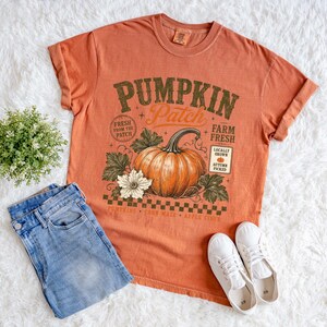 Maglietta Comfort Colors® con motivo zucca, maglietta autunnale con tema fattoria, felpa con labirinto di mais e sidro di mele, regalo autunnale per donna