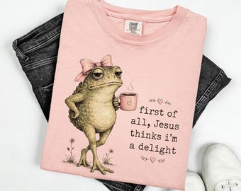 T-shirt Comfort Colors® « Avant tout, Jésus pense que je suis un délice » avec un mème de grenouille, un nœud rose et une grenouille impertinente.